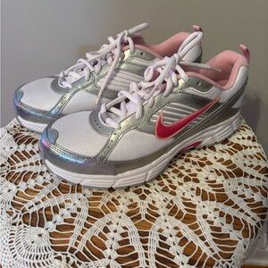 Nike White and Pink Sneakers Women’s Size 6.5 Excellent Condition